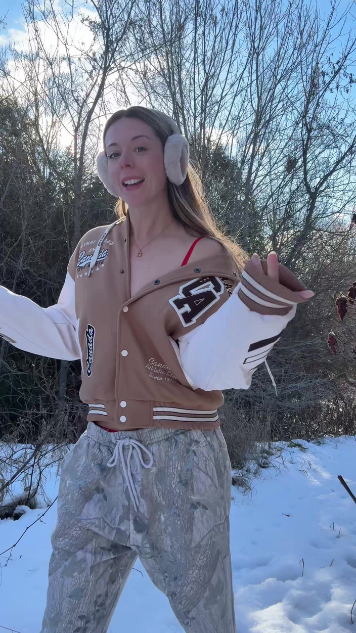 Nadia Foxx: Plimbare orgasmică în zăpadă