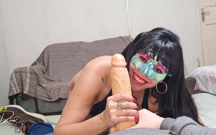 Dama Cuckold: Moglie scopata dal grosso dildo che il marito ha portato