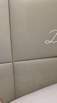 Nach einem heißen blowjob knallt seine creamybussy echt guter dogg auf der couch