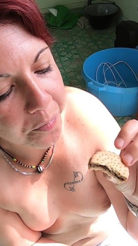 Succhiare il cazzo con sperma sul biscottino alla fine. Mangia la sborra