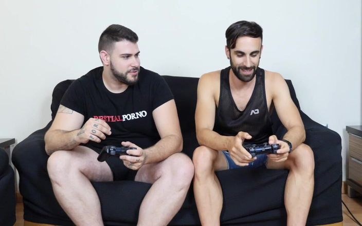 Zeus Ray: Juego videojuegos con mi amigo y nos chupamos las pollas.