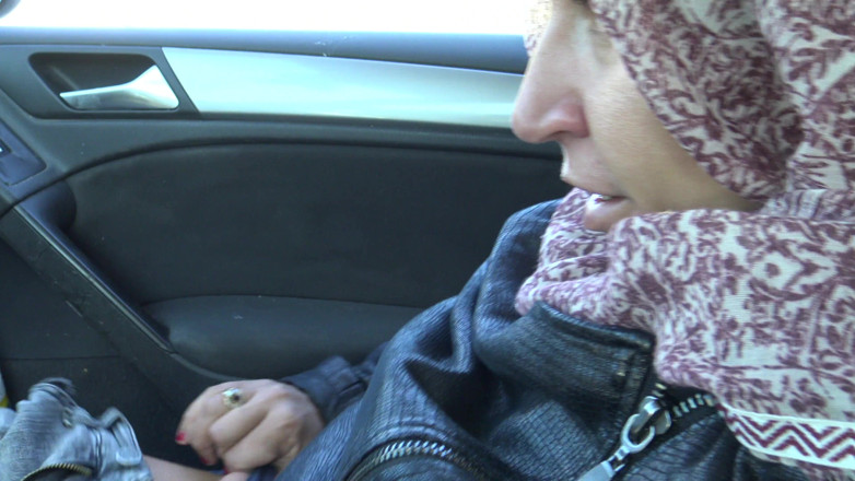 Souzan Halabi: Algierska dziwka pokazuje swoją owłosioną cipkę starszemu mężczyźnie