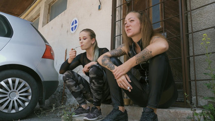 Cruel Anettes fetish world: Fumând și scuipând pe scări