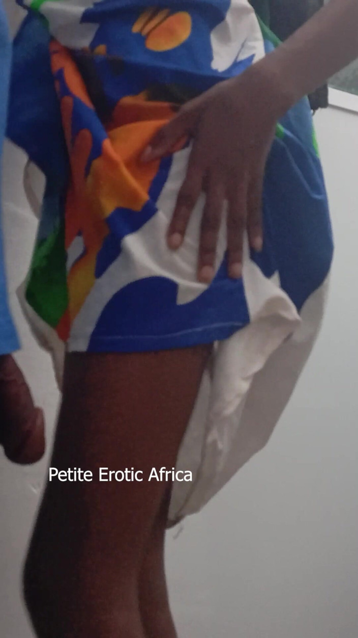 Petite Erotic Africa: Buracos apertados em Little Lovet
