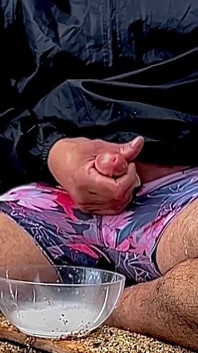 Eu na praia e coleto toda a ejaculação em uma tigela