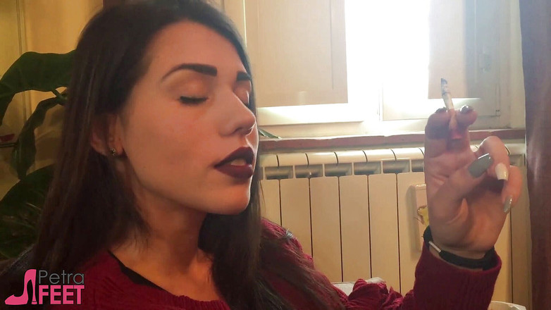 Smokin Fetish: Eine zigarre rauchen mit wunderschönem brünetten küken