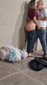 Sinh viên đại học bỏ qua lớp học và làm tình phía sau tòa nhà trong bí mật