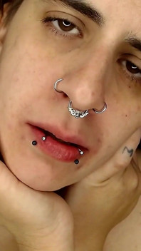 Tour pela boca grande com piercings