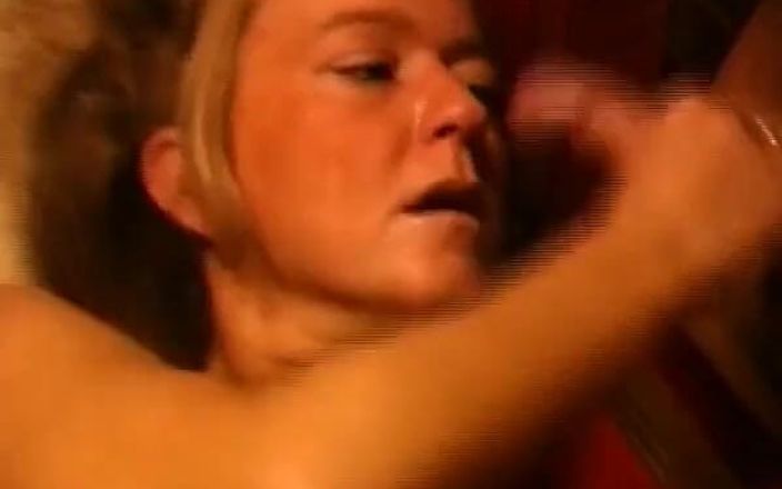 Busty German Sluts: Duitse dame vingert terwijl ze pik uit kijkgat zuigt