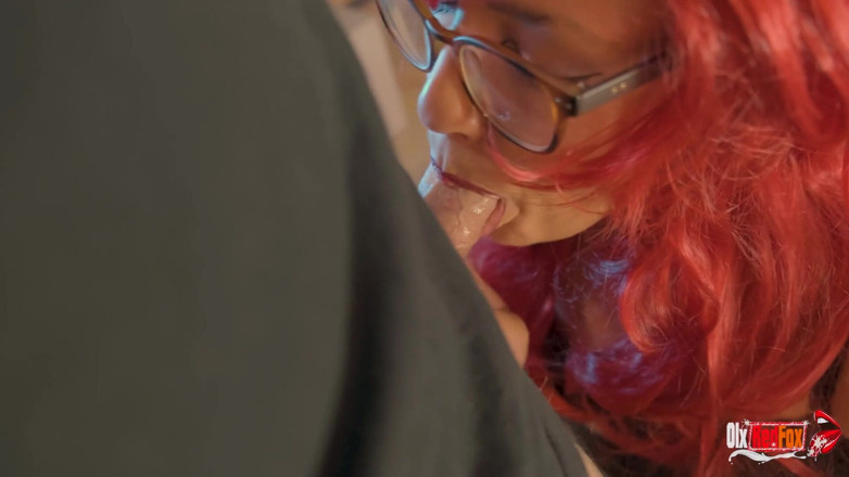 OlxRedFox: Bella ragazza sexy con gli occhiali succhia e si fa...