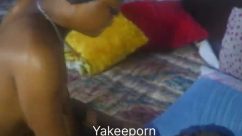 Yakeeporn: Cette belle demoiselle adore la façon dont je la pénètre