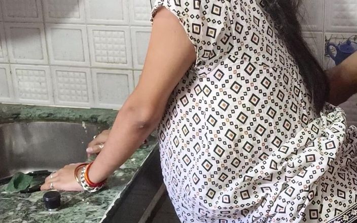 Aalox: Bhabhi kampung desi India dikongkek abang ipar di dapur