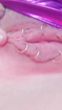 Sexuální MILFka ve fialové spandex pvc prádle - Blond Arya