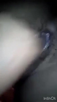 德西女孩非常渴望男朋友在她的阴户里出轨，所以她开始摩擦她的阴户
