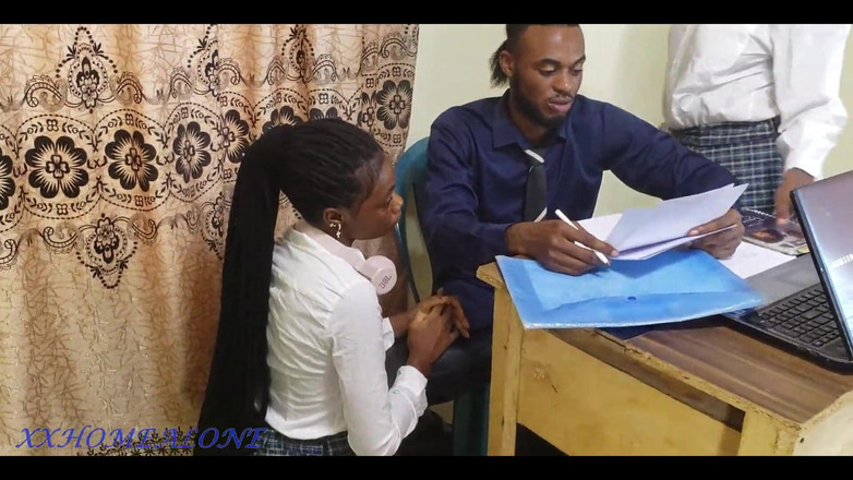 Home Alone: 大鸡巴班老师在课后操他的青少年学生，以获得额外的分数。