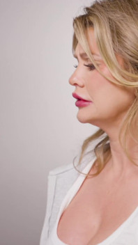 Andie Anderson smeekt haar loodgieter om haar te neuken totdat ze klaarkomt op zijn pik