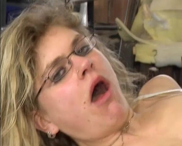 Deutscher hardcore: Blond niemiecka dziwka assfucked przez Carpenter