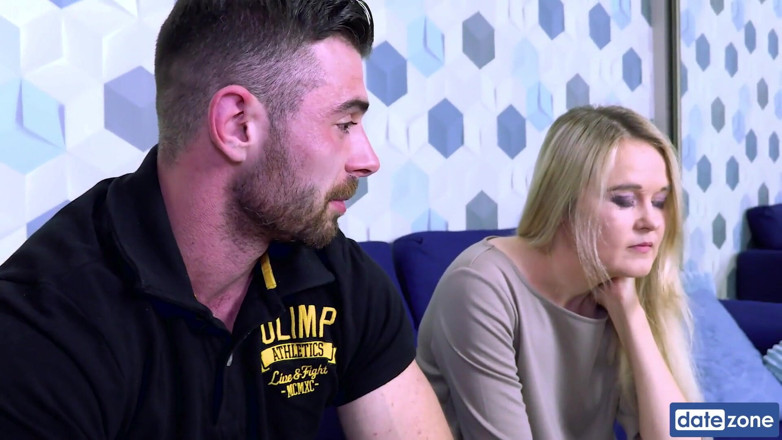 Datezone: Amigo compartiendo a su esposa con un extraño, musculoso