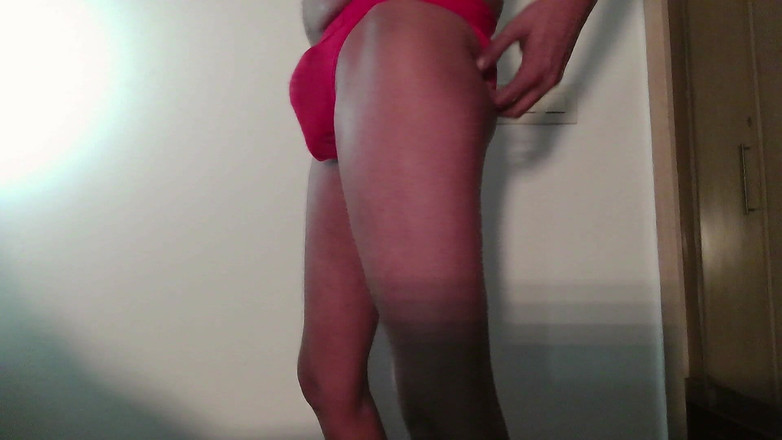 scrabberavi: セクシーパンティの試着