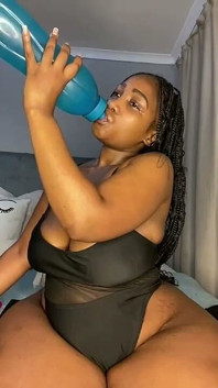 Une BBW à gros cul fait un strip-tease et des jeux de chatte