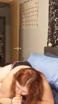 Podvádí, zatímco nás sleduje