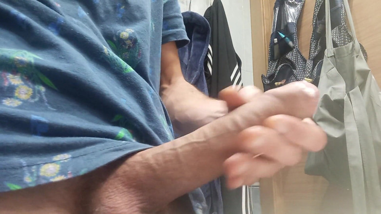 Elvissc: Caldo bello ti mostra il suo enorme pene duro che...
