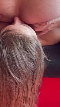 Lízala mi zadek a dostává výstřik na obličej - miluj to