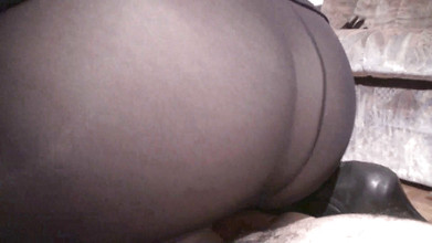 Femdom Austria: 黒いパンストで奴隷の顔の上に座っている