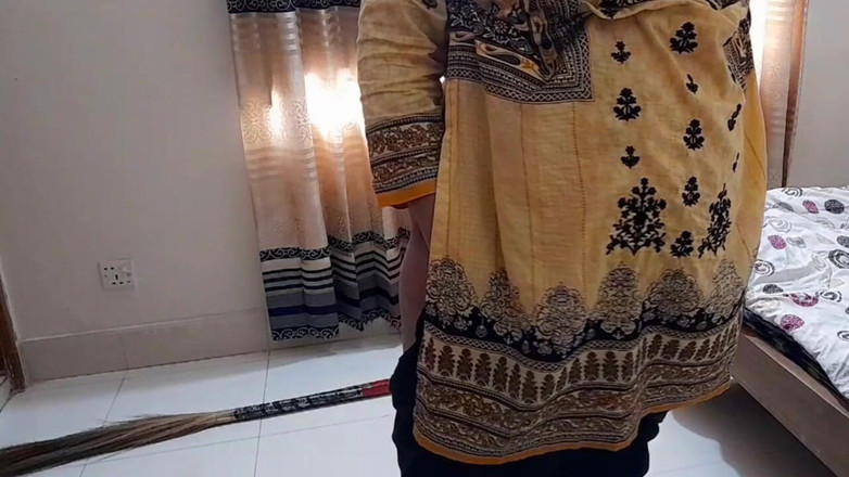 Aria Mia: 방 청소 중 배다른 아들에게 따먹히는 Depali 아줌마!