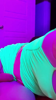 Cewek sange lucy essex lagi asik masturbasi memeknya pakai dildo sambil masturbasi sambil muasin memeknya pakai dildo