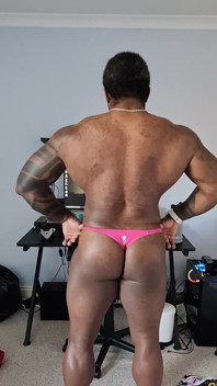 Solo flexionando para usted entrenador en la tanga que pidió.