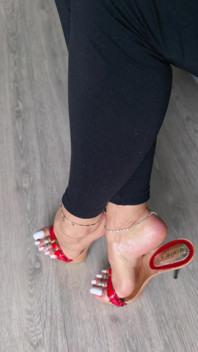 Tacones Rojos Y Uñas Blancas