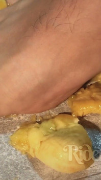 Pieds poilus et écrasement de banane