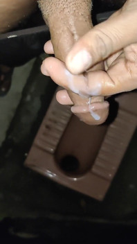 Punheta pela primeira vez no meu pau