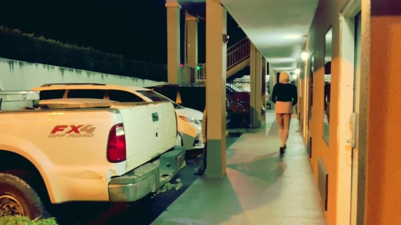 CindieLove: フルレングスのダウンタウン、ドライブスルー、ホテルの歩道リスク