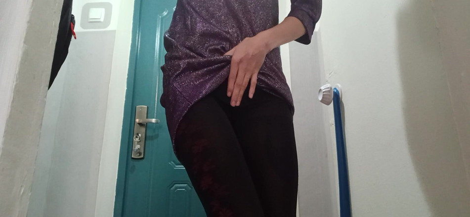 Lesbian-candys: 我发现并惩罚了我的秘书在办公室自慰