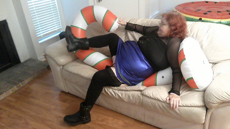 BBW nurse Vicki adventures with friends: La Bella E Grossa Infermiera Vicki Cerca Di Schiacciare Il...