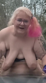 Passeggiare nuda nei boschi