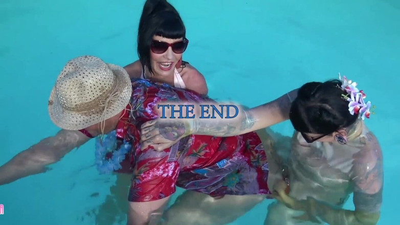 Domina Lady Vampira - SM Studio Femdom Empire: Carmen Rivera und Lady Vampira feiern eine poolparty mit ihren...