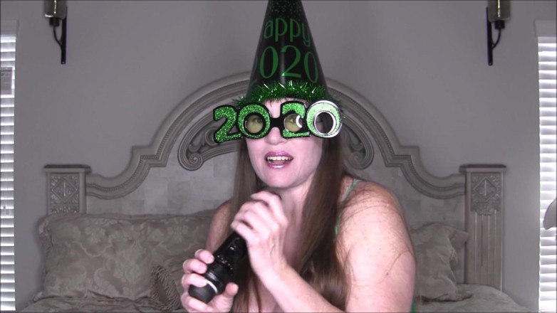 Nikki Nevada: An nou fericit 2020! (pălărie verde 2020, ochelari, lenjerie și jucărie neagră)