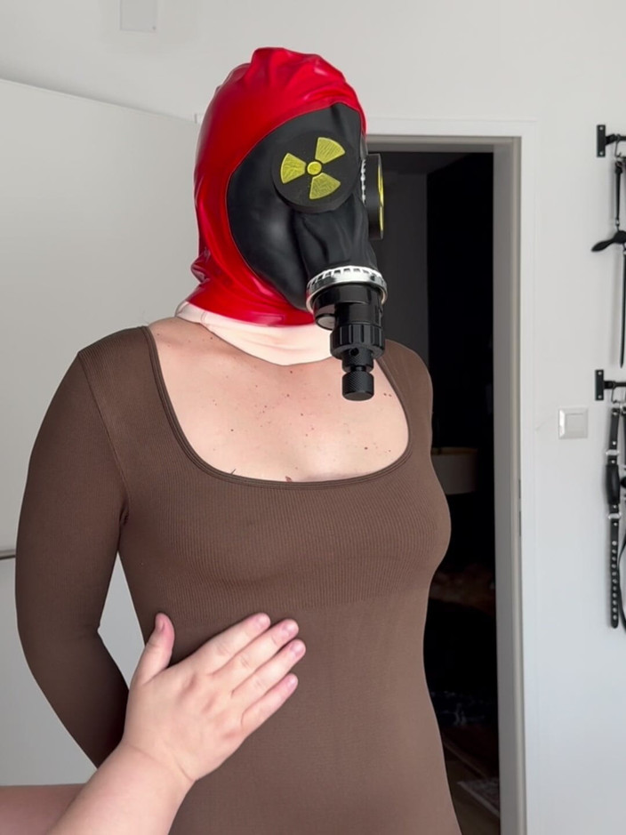 Elena917: Протигаз і нашарування колготок, цицьки бдсм грають