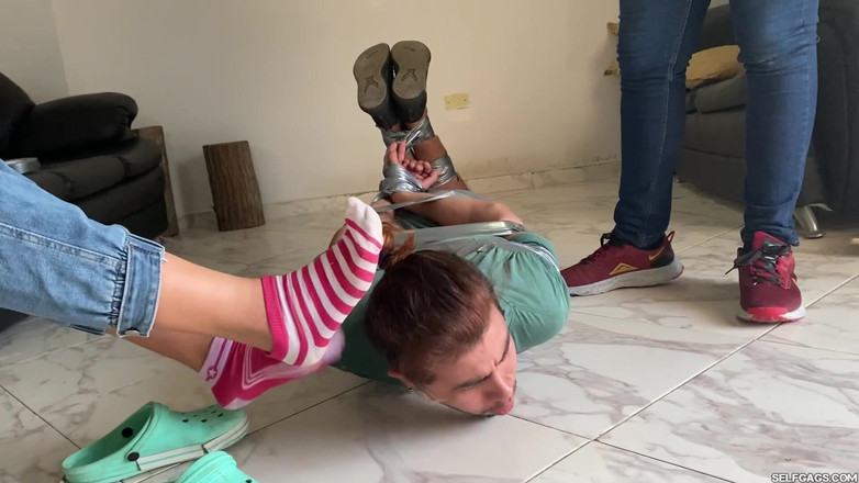 Selfgags femdom bondage: Спійманий, дивлячись на її дупу