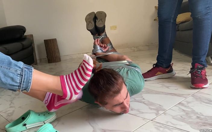 Selfgags femdom bondage: Elle se fait prendre en train de regarder son cul