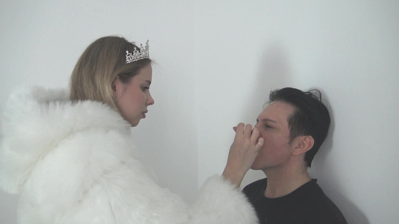 Femdom Austria: 高大的芬多姆训练她的奴隶！