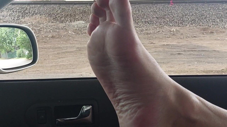 sweetfeet29: 車の中で足を向けている
