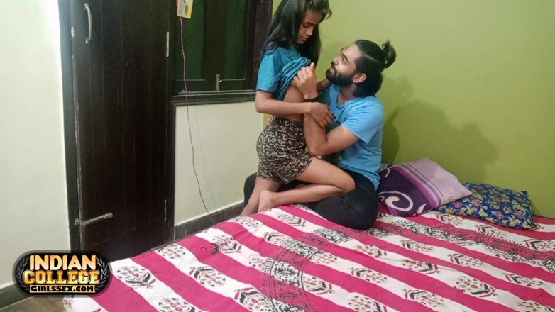 Hindi-Sex: Teman wanita desi kurus berair 18 tahun dikongkek oleh bongkok India