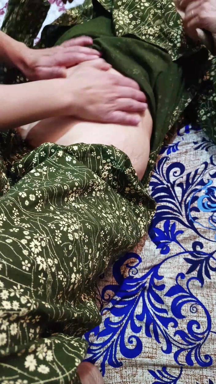 Pathani 420: Paki tetička má masáž prsou se svým přítelem v posteli