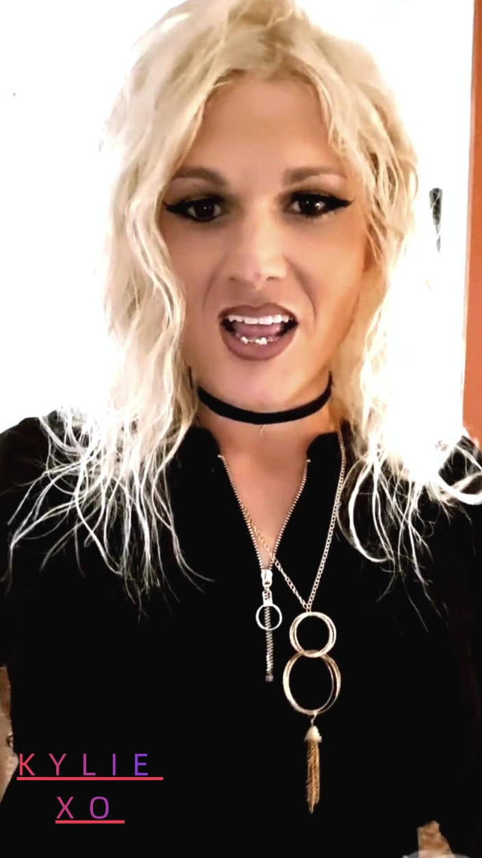 Darkfetish2k: 彼女はタバコを吸って、あなたのチンコを待っている