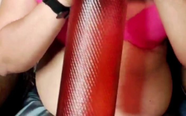 Milf_Nisha: Chica en sujetador rosa satisfaciendo ella misma parte 3