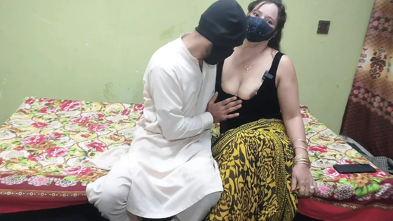 Pakistani CoupleX: Indian Desi Hot Aunty Called Her Boyfriend Home and Fucked...